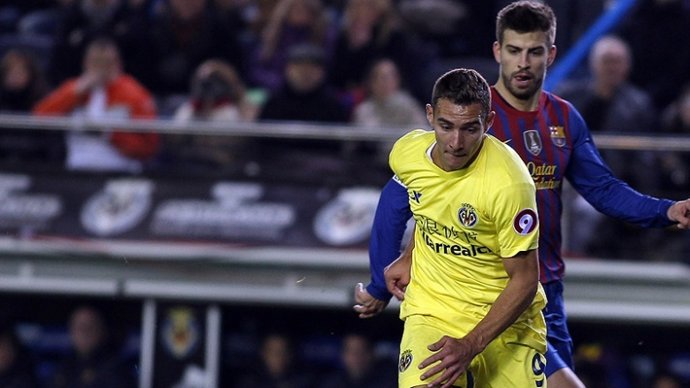 Marco Ruben (Villarreal)  Y Gerard Piqué