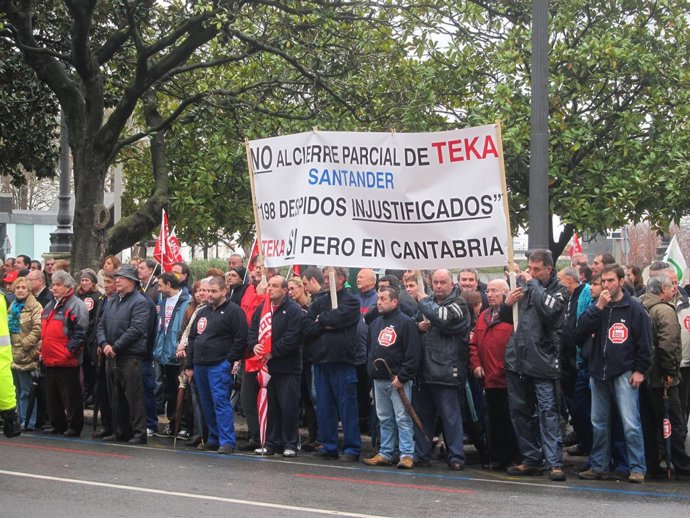 Trabajadores De Teka Frente A La Delegación Del Gobierno 