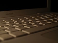 Macbook ordenador oscuro