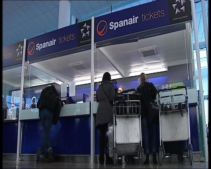 Afectados Esperan En Los Mostradores De Spanair Del Aeropuerto De El Prat