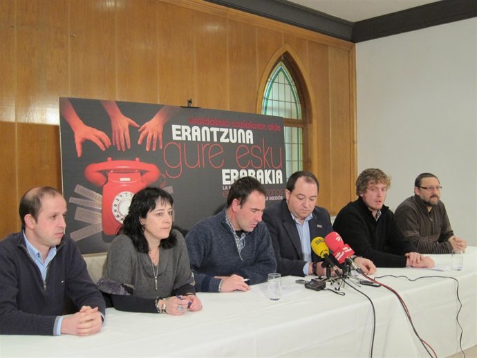 Representantes De EA, Aralar E IA En Rueda De Prensa Para Anunciar Una Marcha.