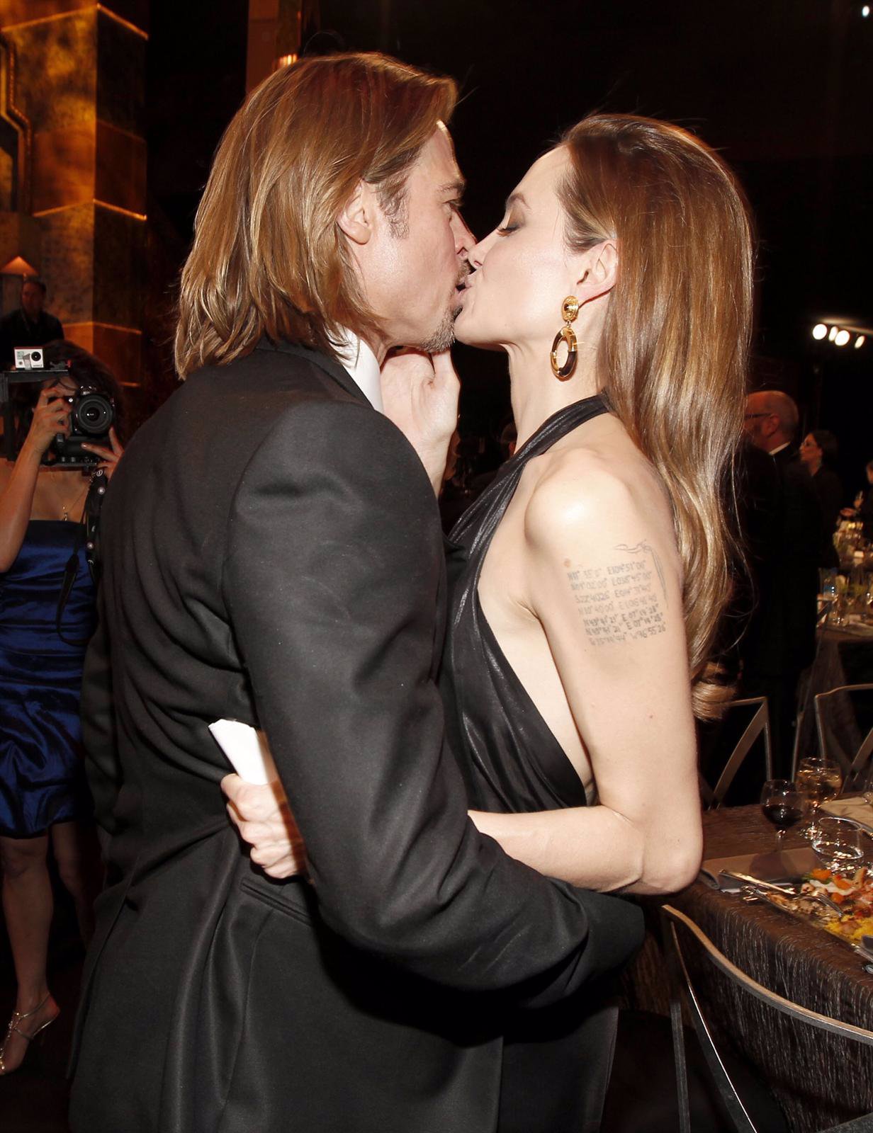 Angelina Jolie Y Brad Pitt Besándose