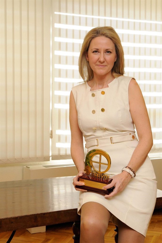 La Periodista Inmaculada Galván Con El Premio Bravo