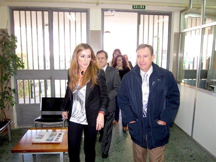 La Directora Del CEIP Miguel Íscar, Marta Merino, Junto A Juan José Mateos