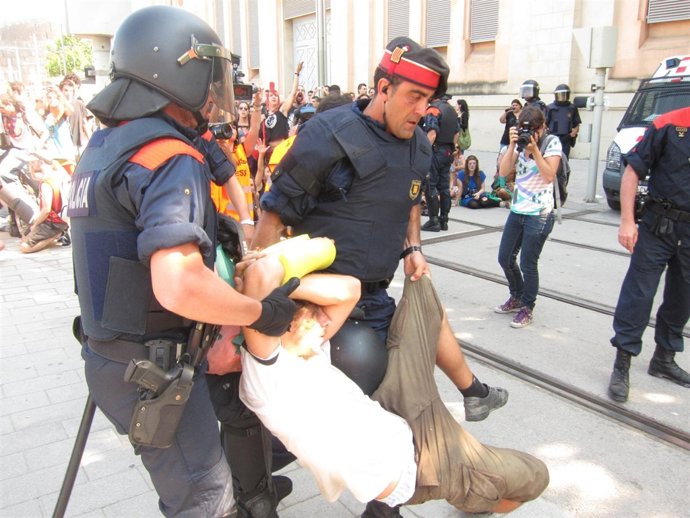 Detenidos Por El Bloqueo Al Parlament