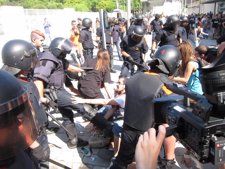 Mossos D'esquadra Cargas Contra Indignados Por El Bloqueo Al Parlament