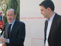 Rubalcaba pide a Rajoy que presente los PGE y "enseñe sus cartas" antes del 25M