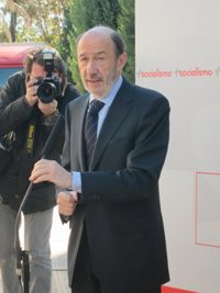 Rubalcaba no ve en "ningún riesgo" la unidad del partido 