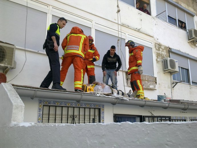 Bomberos Rescatan A  Un Pintor