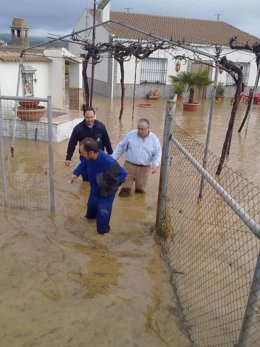 Estrella (D) Visita Una Zona Afectada En Andújar Por Las Inundaciones De 2010.