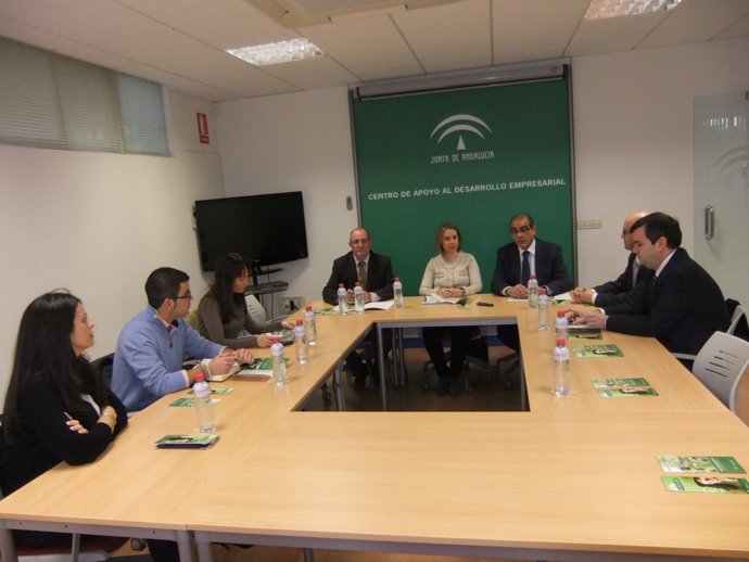 Sabalete, Al Fondo En El Centro, Presenta El Programa Foran.