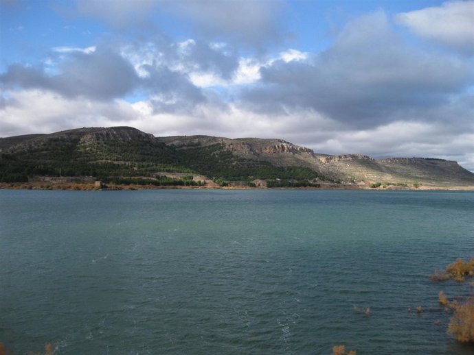 Embalse De La Cuenca Del Ebro