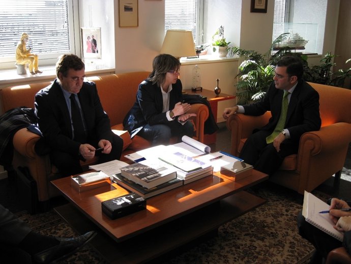 Reunión De La Conselleira Rosa Quintana Con El Secretario General De Pesca