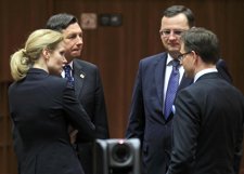 El Primer Ministro Checo, Petr Necas (Con Gafas)