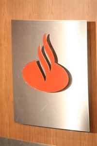 El Santander ganó 5.351 millones en 2011, un 35% menos, tras provisiones de 3.183 millones