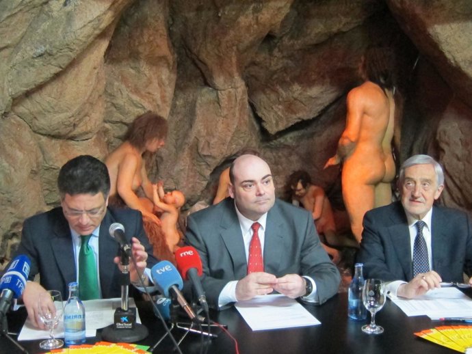 Carlos Serrano, Agustín I. Caunedo Y Lluís Reverter, En Rueda De Prensa