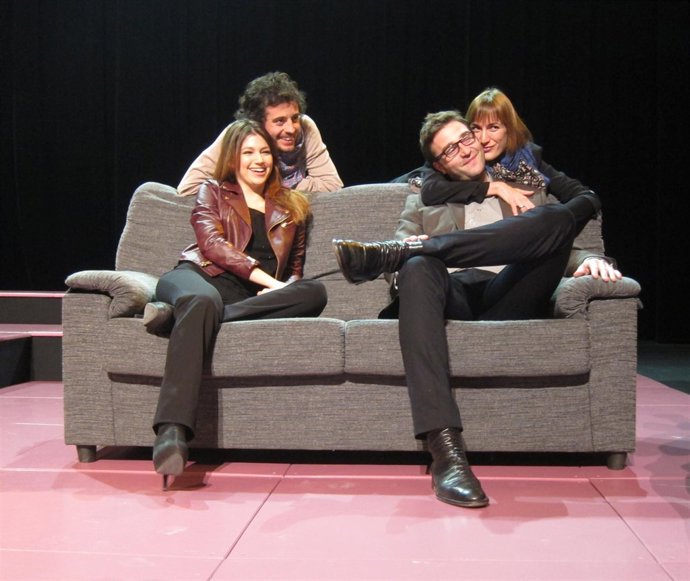 Úrsula Corberó(Sentada) Y Javier Pereira Junto A Fernándo Gil Y Cristina Alcázar