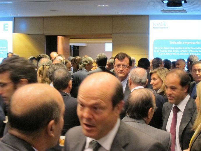 El Conseller De Empresa Y Empleo, Francesc Xavier Mena, Rodeado De Empresarios