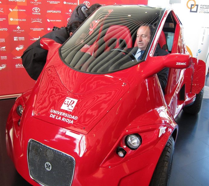 Pedro Sanz Conduce El Coche Eléctrico 'Zenit' Diseñado Por La UR