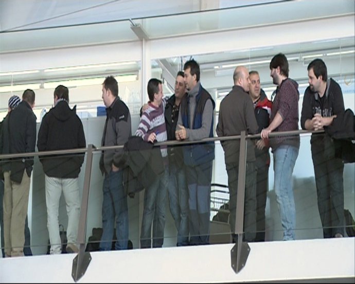 Imágen De Los Trabajadores De Spanair En El Aeropuerto De Loiu (Bizkaia)