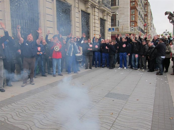Los Trabajadores De Teka Protestan Por El ERE Ante El Banco Santander 