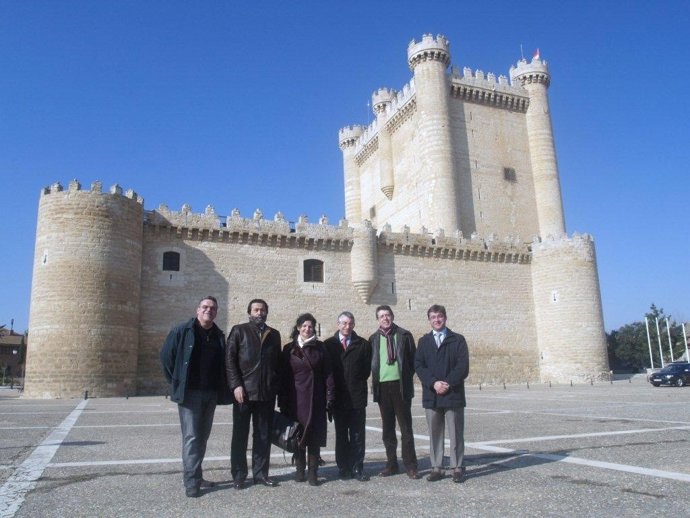 Los Miembros Del PSOE En Su Visita Al Castillo De Fuensaldaña