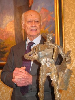 Venancio Blanco Contempla Una De Sus Esculturas