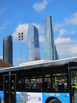 Autobús de la EMT de Madrid delante de las Cuatro Torres