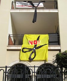 Pancarta Contra Los Recortes En Un IES De Valencia