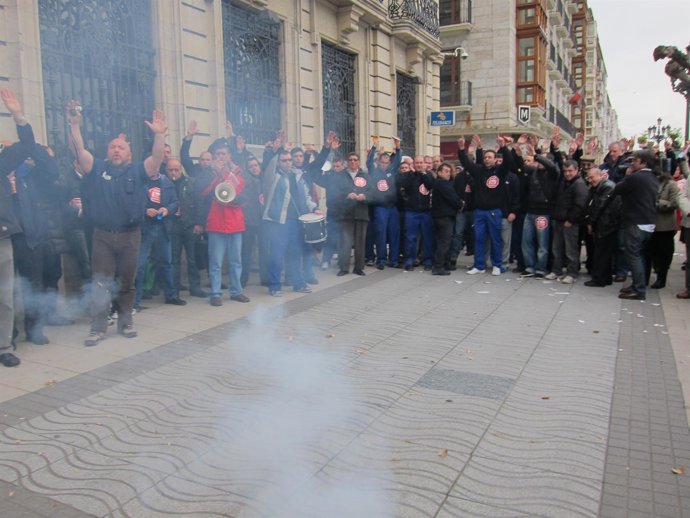 Los Trabajadores De Teka Protestan Por El ERE Ante El Banco Santander 