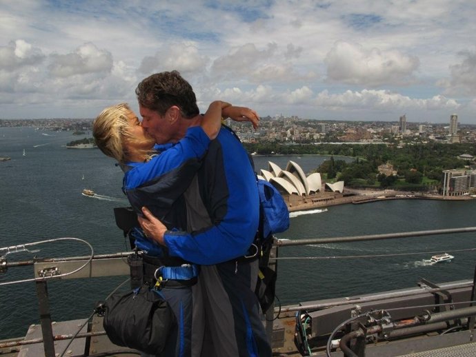 David Hasselhof Besándose Con Su Novia