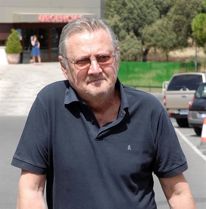 El Actor Carlos Larrañaga Andando Por La Calle