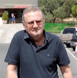 El Actor Carlos Larrañaga Andando Por La Calle