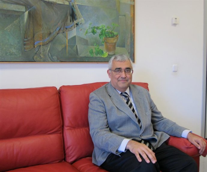 El Candidato A Rector De La US, Antonio Ramírez De Arellano, En Su Despacho