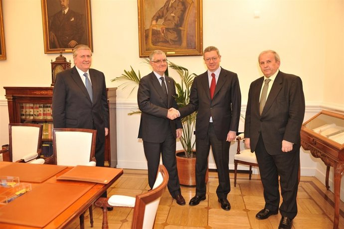 Ruiz-Gallardón Se Reúne Con Representantes Del Notariado