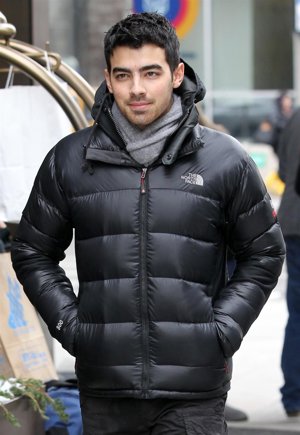 Joe Jonas Andando Por La Calle