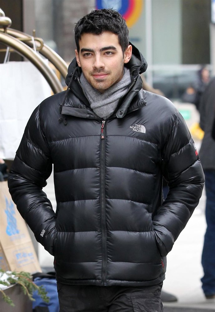 Joe Jonas Andando Por La Calle