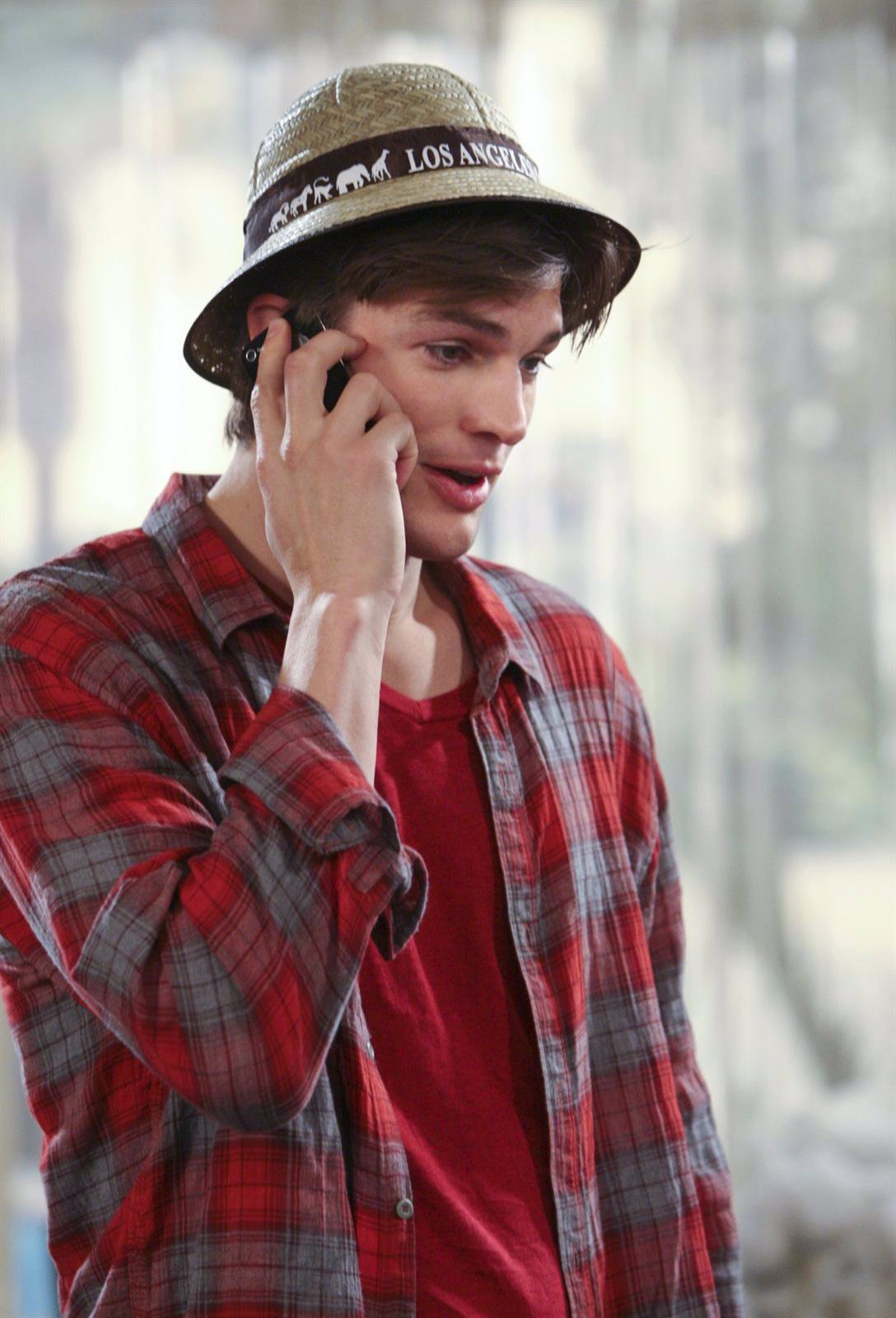 Ashton Kutcher Hablando Por Teléfono