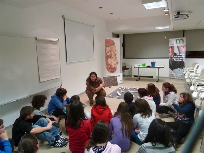 Grupo De Escolares Participan En El Taller De Mémora