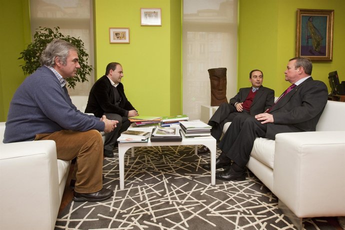 El Consejero Recibió Al Alcalde De Laredo En Su Despacho