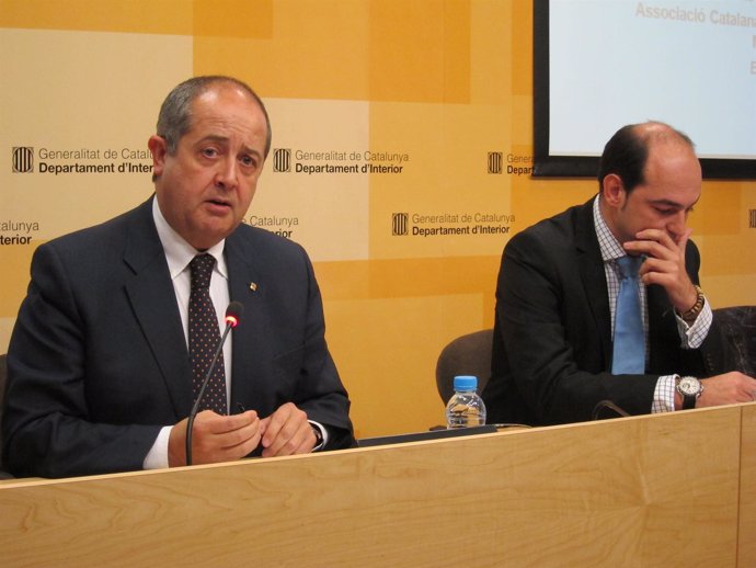 El Conseller De Interior F.Puig Y El Presidente De La Feec, Jordi Merino