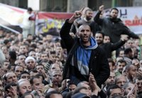 Miles de egipcios marchan hacia el Parlamento para reclamar el fin del régimen militar