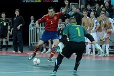 Sergio Lozano, Con La Selección Española, En Una Acción Del Partido