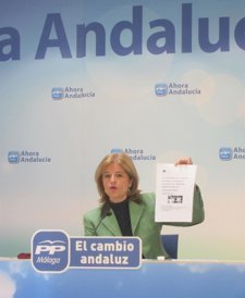 Oña Sostiente El Documento De La Consejería, En Rueda De Prensa