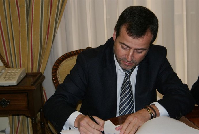  El Director General De Caja España-Caja Duero, José María De La Vega,.