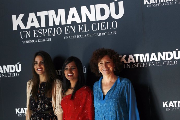 La Directora Con Dos De Las Protagonistas