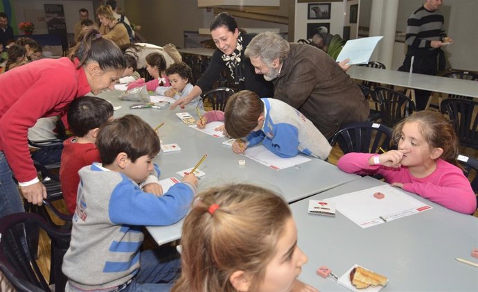 Niños Participan En Un Concurso De Dibujo 