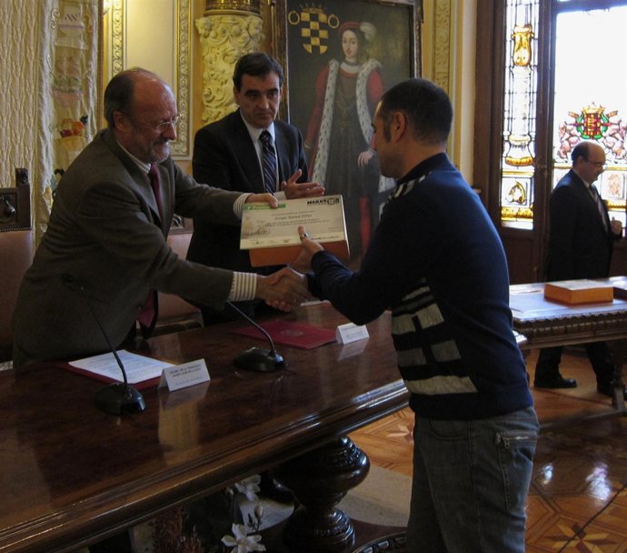 El Alcalde De Valladolid Entrega El Premio Al Ganador Del Maratón Fotográfico