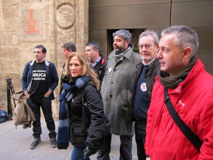 Sindicatos A La Puerta De La Conselleria