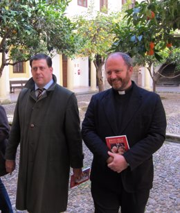 Sevilla Y Castro En El Obispado De Córdoba Con El Libro En Las Manos